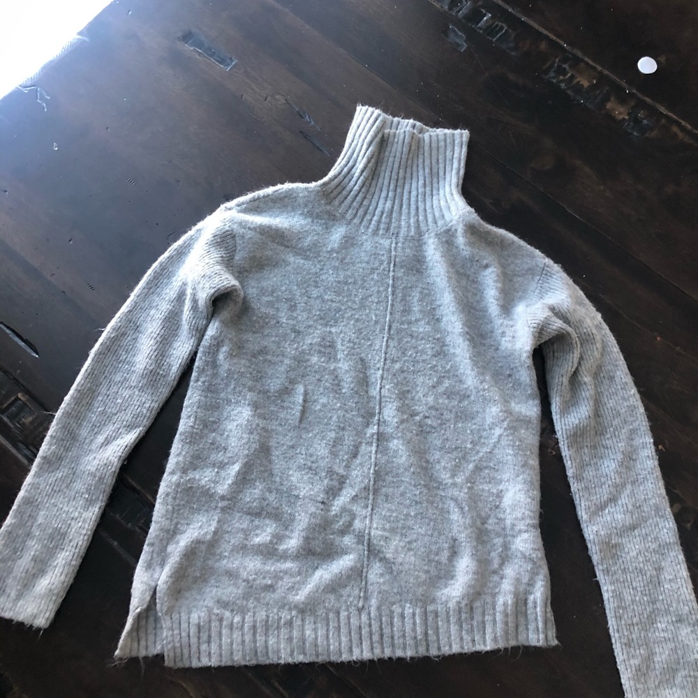 Def girls size 8 turtle neck so soft worn but in good shape